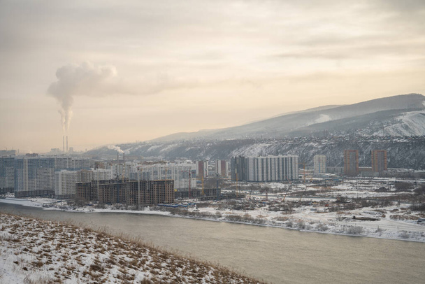 Impresionante paisaje de invierno. Vista superior del río Yenisey entre montañas pintorescas cubiertas de nieve, Siberia. Foto de alta calidad - Foto, imagen