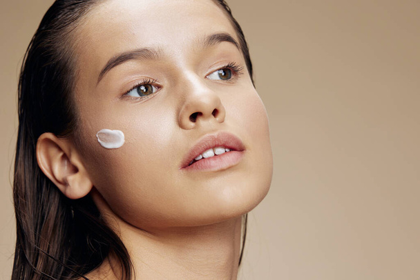 jovem mulher aplicando uma máscara facial calmante maquiagem close-up cosmética - Foto, Imagem