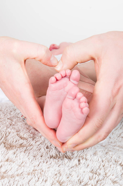 neugeborene Babyfüße in Herzhänden Finger von Mutter Vater Geburt und Familiensymbol - Foto, Bild
