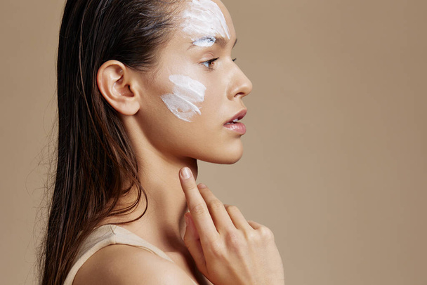 retrato mujer mascarilla crema limpia piel facial exfoliante beige fondo - Foto, Imagen