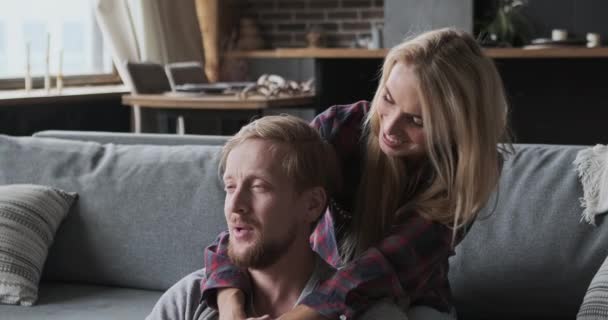 Nette verspielte blonde Frau und fröhlich gutaussehender Ehemann täuschen diskutieren Lachen Umarmung zusammen - Filmmaterial, Video