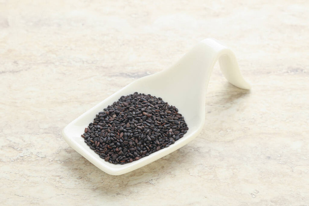 Schwarzer Sesam in der Schüssel zum Kochen - Foto, Bild