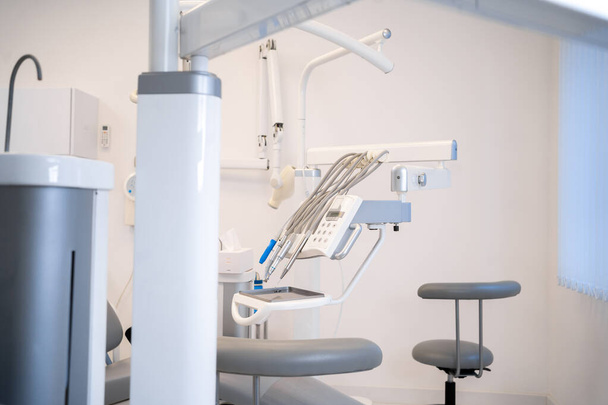 Стоматологічний кабінет з робочим місцем лікаря та інструментами без людей. копіювання простору
. - Фото, зображення