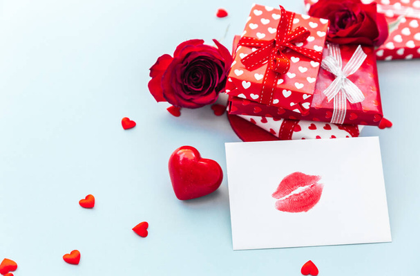 Romanttinen Ystävänpäivä kokoonpano. Punaisia ruusuja, lahjapakkaus, Rakkaus ja dating käsite. Ystävänpäivä onnittelukortti - Valokuva, kuva