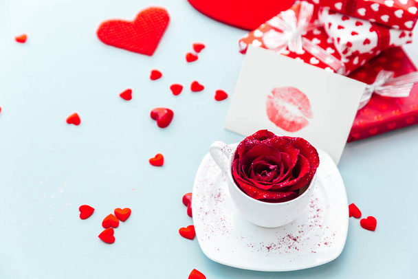 День Святого Валентина. Дар, кавові троянди, свічки, серця на синьому фоні. Валентинів день.. - Фото, зображення