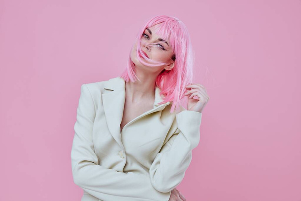 Gyönyörű divatos lány modern stílus rózsaszín haj Vörös ajkak divat szín háttér változatlan - Fotó, kép