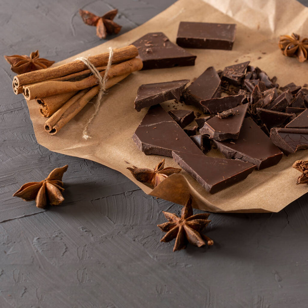 chocolat cassé à l'anis et bâtonnets de cannelle - Photo, image