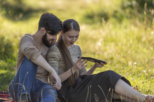 couple looking at tablet - Fotografie, Obrázek