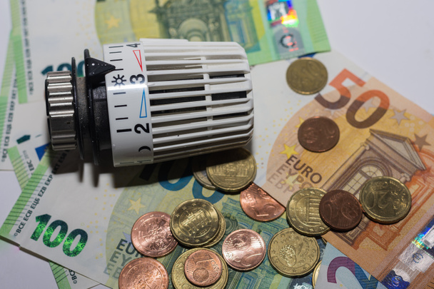 Enerji fiyatları artar ve enerji tüketimi termostatik düzenleyici farklı avro faturaları ve sikkeler makro görünümlü ısıtmadan kaynaklanır - Fotoğraf, Görsel