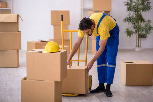 Jeune entrepreneur masculin faisant déménagement à la maison - Photo, image