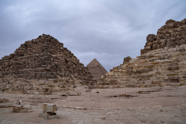 Ruínas da pirâmide pequena da rainha Henutsen com pirâmides de Khafre no fundo, planalto de Gizé, Egipto. Património Mundial da UNESCO - Foto, Imagem