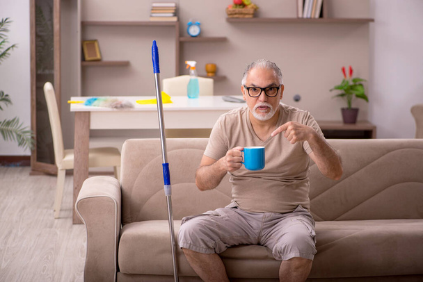 Old man doing housework at home - Zdjęcie, obraz