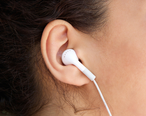 fiatal nő fül-val fülhallgató  - Fotó, kép