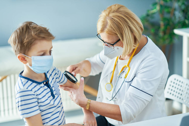 Lekarz pediatra badający małe dzieci w klinice - Zdjęcie, obraz