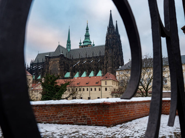 プラハ城と聖ヴィート大聖堂、チェコ共和国のフレーム。有名な観光地 - 写真・画像