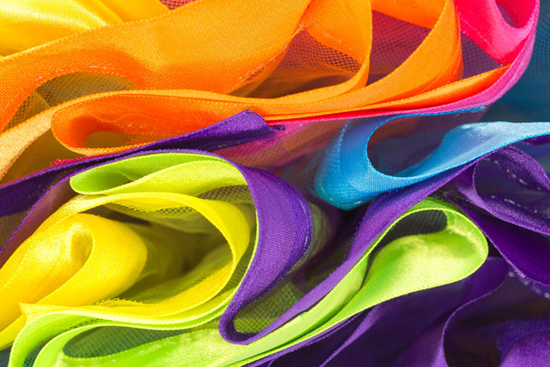 Разноцветные ткани с лентами в качестве абстрактного фона. - Фото, изображение