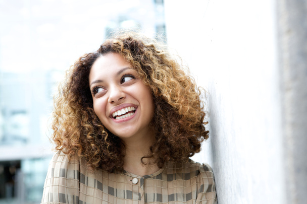 Belle jeune femme noire souriant à l'extérieur
 - Photo, image