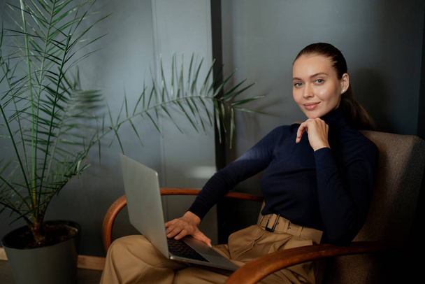 portrait of a businesswoman manager young woman sitting in an ar - Фото, зображення