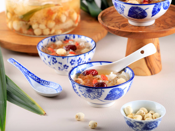 Peach Gum Collagen Dessert είναι ένα κινέζικο παραδοσιακό αναψυκτικό Ποτά. Περιέχει φωλιά πουλιών, κόκκινες ημερομηνίες, χιόνι μύκητες, Goji Berry. - Φωτογραφία, εικόνα
