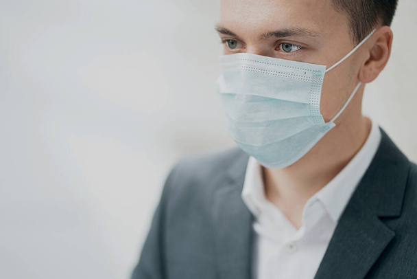 modrá ochranná maska před pandemií na obličeji. portrét  - Fotografie, Obrázek