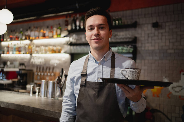 Barista waiter prepares sells coffee Americano cappuccino with a - Foto, Imagen