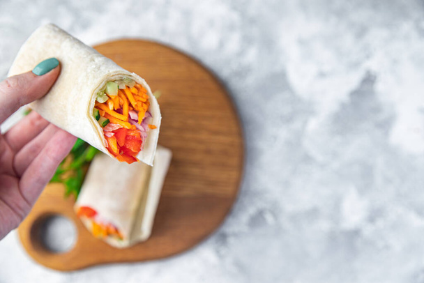 doner kebab vegetal shawarma burrito relleno vegetal pita vegetariana verduras plato en la mesa comida saludable merienda copia espacio comida fondo  - Foto, Imagen