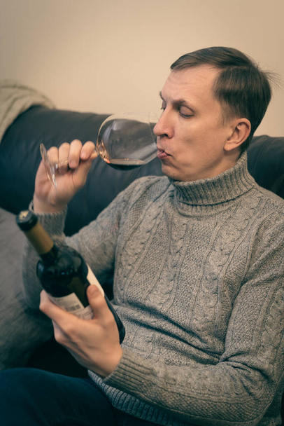 człowiek pijący wino i relaksujący - Zdjęcie, obraz