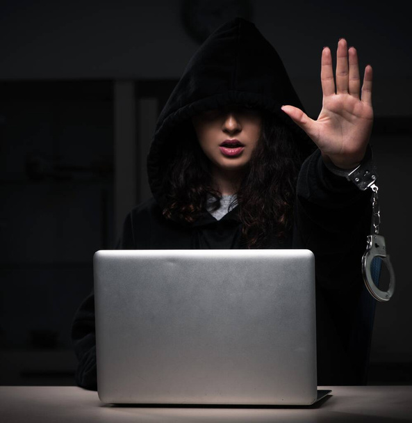 女性ハッカーはオフィスでセキュリティファイアウォールをハッキング - 写真・画像