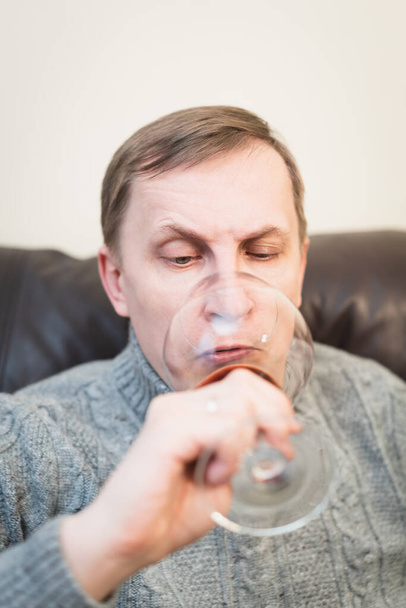 Mann trinkt Wein und entspannt sich - Foto, Bild