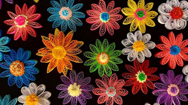 Handgemachte Papierblumen mit Quilttechnik als Geschenk für die geliebte Frau, zum Muttertag, zum Internationalen Frauentag und zum Valentinstag - Foto, Bild