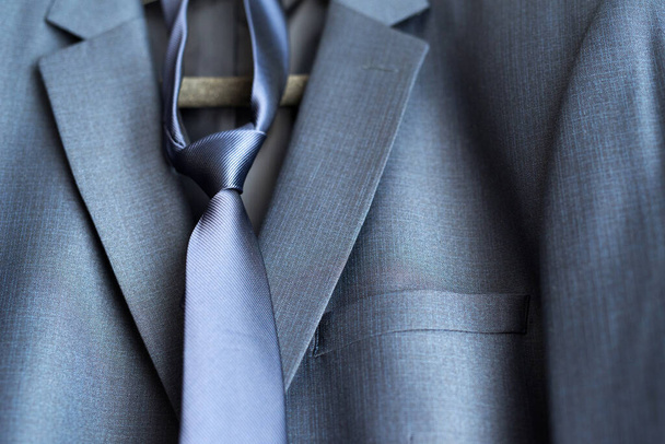 λεπτομέρεια από το σκούρο μπλε κοστούμι του γαμπρού - επιλεκτική εστίαση, χώρος για κείμενο - Φωτογραφία, εικόνα