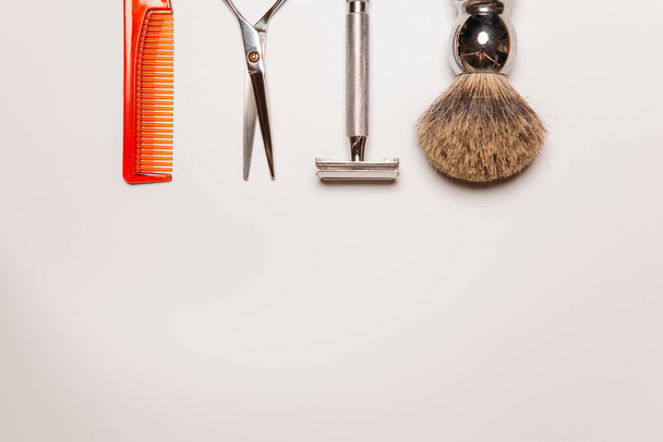 holičské nástroje na holení a stříhání na bílém pozadí, kopírovací prostor - Fotografie, Obrázek
