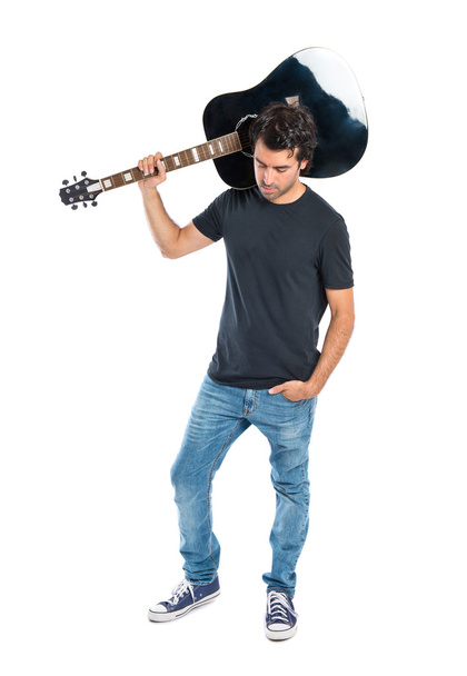 jóképű férfi gitár fölött fehér háttér - Fotó, kép