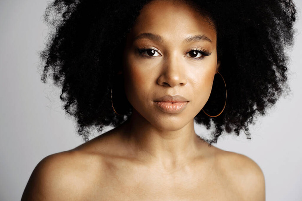 Beauty Portrait of a young female model of Afro-appearance posin - Fotografie, Obrázek