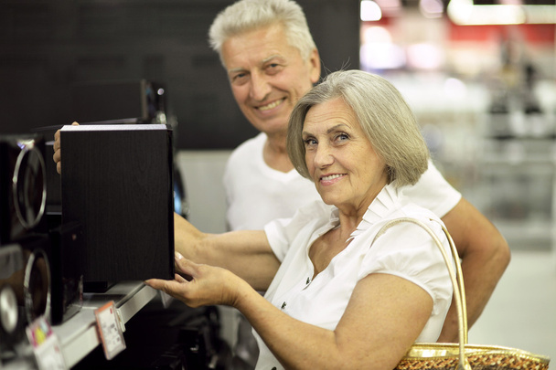 Senior couple in shopping center - Фото, зображення