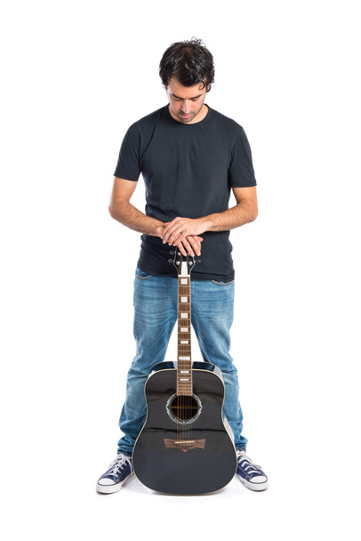 Hombre guapo con guitarra sobre fondo blanco
 - Foto, Imagen