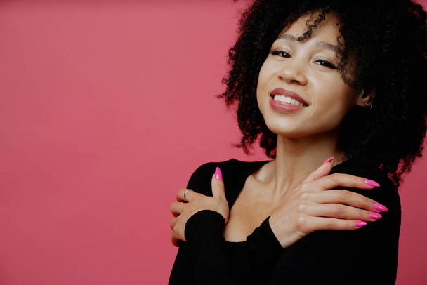 Portret van een jonge vrouw van Afro uiterlijk. Een freelancer glimlach - Foto, afbeelding