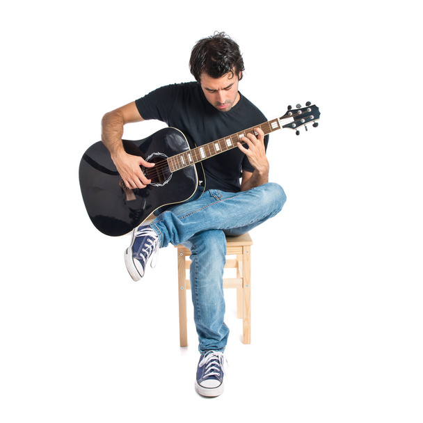 Bonito homem com guitarra sobre fundo branco
 - Foto, Imagem