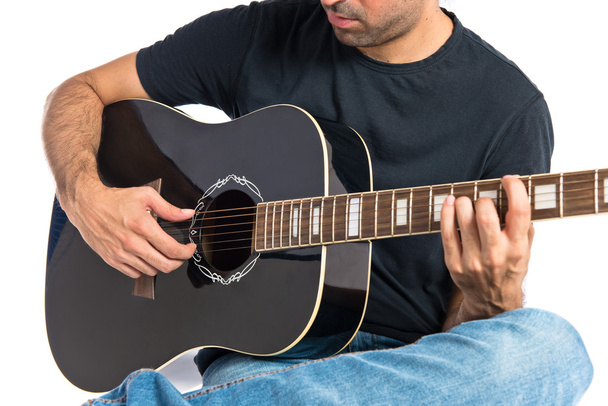 Bello uomo con chitarra su sfondo bianco
 - Foto, immagini