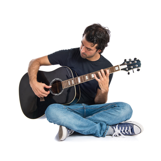 knappe man met gitaar op witte achtergrond - Foto, afbeelding