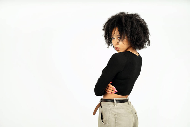 a curly-haired brunette in a black short jacket stands with her  - Foto, afbeelding