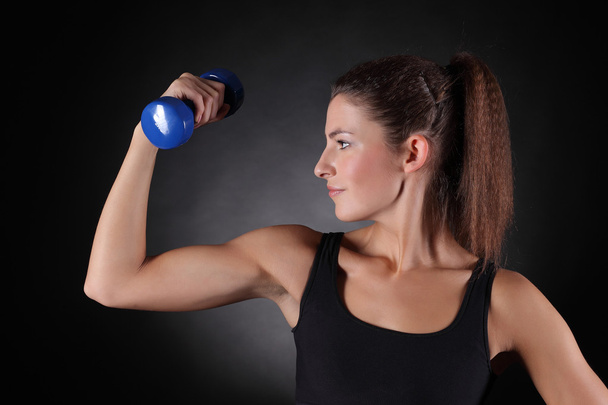 kaunis urheilullinen nainen treenata käsipainot
 - Valokuva, kuva