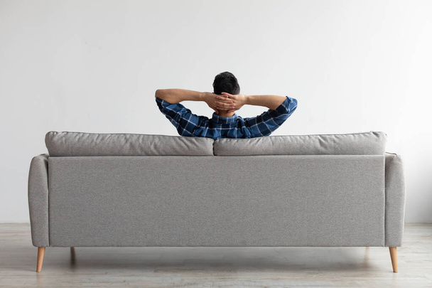 Мужчина, отдыхающий дома на диване - Фото, изображение