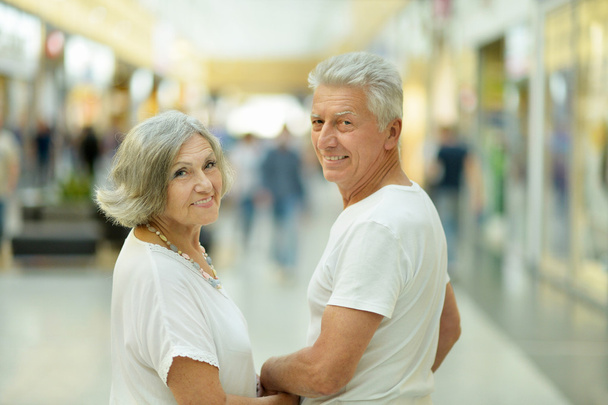 Elderly couple in shopping mall - Фото, зображення