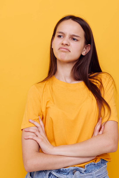 красивая девушка в желтой футболке эмоции летний стиль изолированный фон - Фото, изображение
