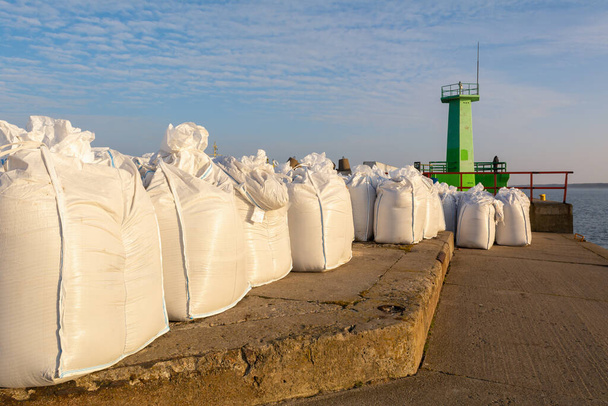 Wladyslawowoのポートで海の砂の大きな袋。バルト海から採取された砂。ポーランド - 写真・画像