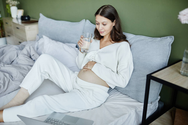 Schwangere trinkt Wasser - Foto, Bild