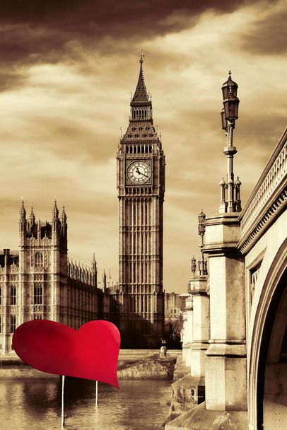 ロンドンでのハッピーバレンタインデーの間に巨大な心に対するビッグベン - 写真・画像