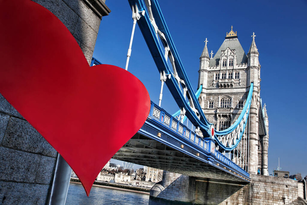 Tower Bridge przeciwko olbrzymiemu sercu podczas Szczęśliwych Walentynek w Londynie, Wielka Brytania - Zdjęcie, obraz