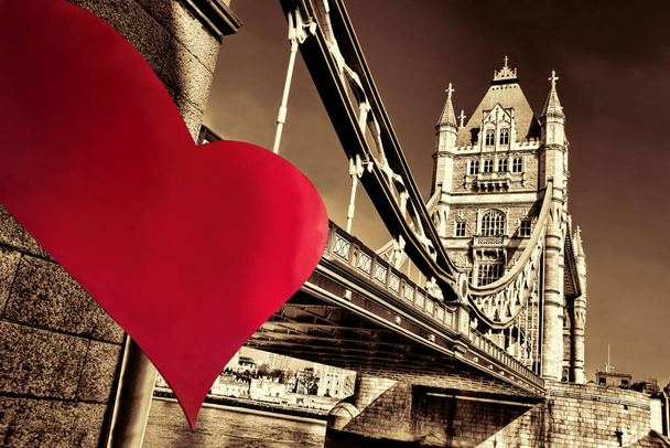 Тауерський міст проти величезного серця під час Дня щасливого Валентина в Лондоні, Велика Британія. - Фото, зображення